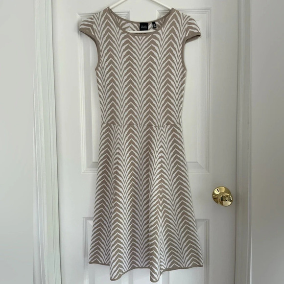 Saks Fifth Avenue Knit Chevron A-Line Cap Sleeve Dress Size S-P - Picture 2 of 7
